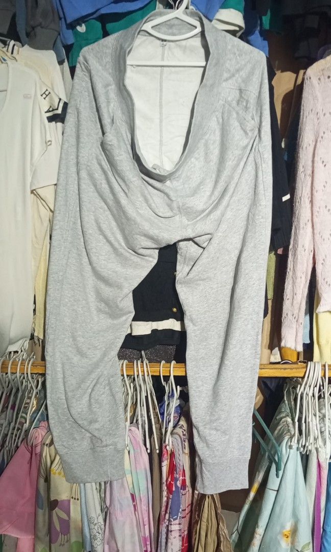 Uniqlo gray jogger pants (Category: Joggers) located in Calamba. Submitted by ironjayy050812 (Listing ID 1462564681, Image 1). Description: excellent condition waist - 35 to 46 kasya length - 41.