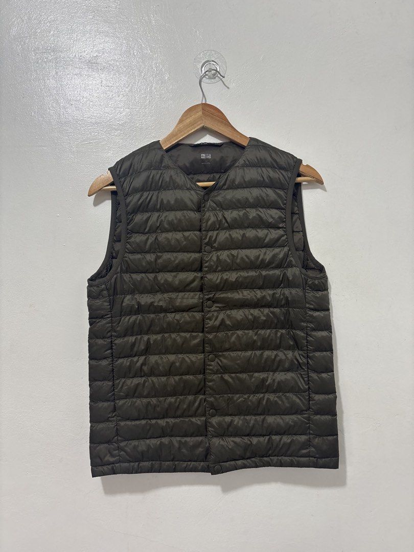 Uniqlo Green Best Men Small (Category: Coats, Jackets and Outerwear) located in Balanga. Submitted by winterlab_ph (Listing ID 1462513244, Image 3). Description: Code: A994 Width: 18.5 Length: 23.5 Shoulders: 14.5 : needs wash.