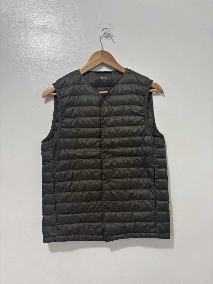 Uniqlo Green Best Men Small (Category: Coats, Jackets and Outerwear) located in Balanga. Submitted by winterlab_ph (Listing ID 1462513244, Image 1). Description: Code: A994 Width: 18.5 Length: 23.5 Shoulders: 14.5 : needs wash.