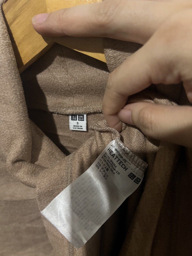 Uniqlo Heattech Fleece (Category: Longsleeves) located in Baguio. Submitted by trenchcoats.ph (Listing ID 1462609835, Image 2). Description: - Brand: Uniqlo - Type: Heattech Turtleneck Top - Color: Brown - Sleeves: Long Sleeves - Origin: Made in Vietnam - Features: Soft, comfortable material, ideal for layering or wearing alone - Best for: Cooler weather.