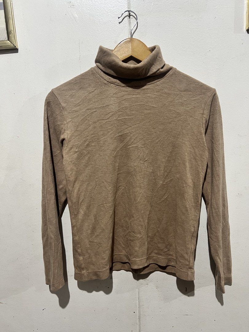 Uniqlo Heattech Fleece (Category: Longsleeves) located in Baguio. Submitted by trenchcoats.ph (Listing ID 1462609835, Image 1). Description: - Brand: Uniqlo - Type: Heattech Turtleneck Top - Color: Brown - Sleeves: Long Sleeves - Origin: Made in Vietnam - Features: Soft, comfortable material, ideal for layering or wearing alone - Best for: Cooler weather.