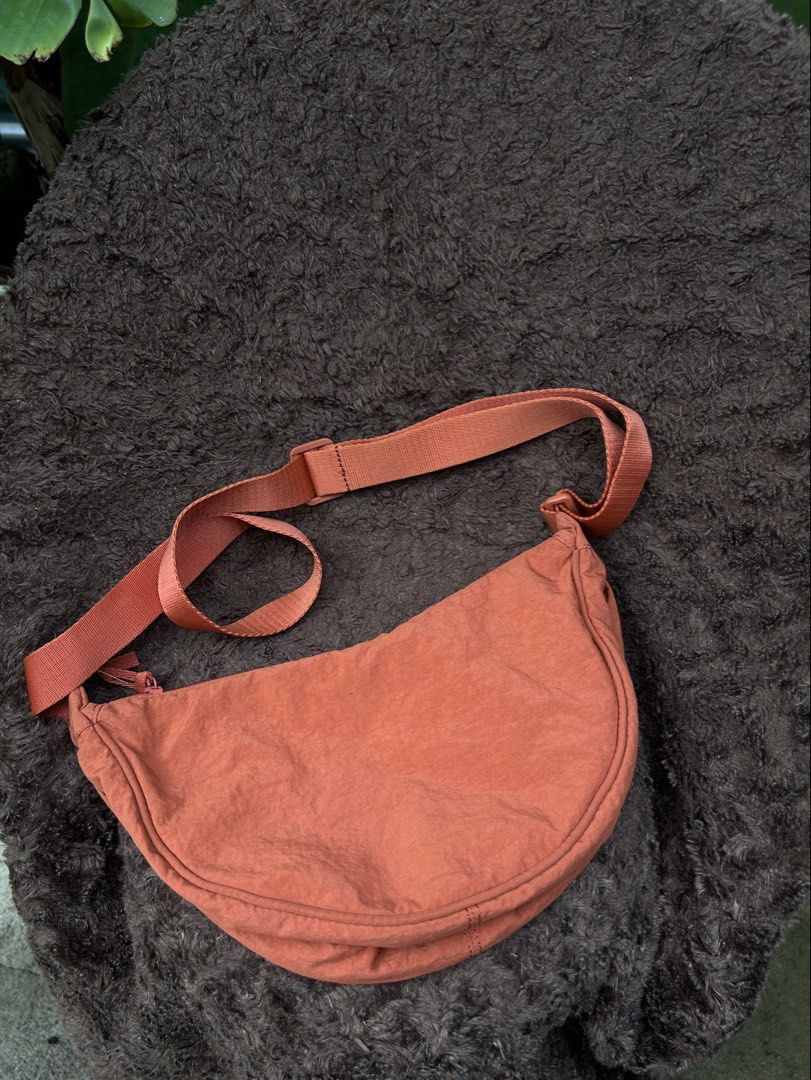 Uniqlo Orange Sling Bag (Category: Sling Bags) located in Naga. Submitted by helloitsk20594 (Listing ID 1462467301, Image 1). Description: 7 x 11 inches.