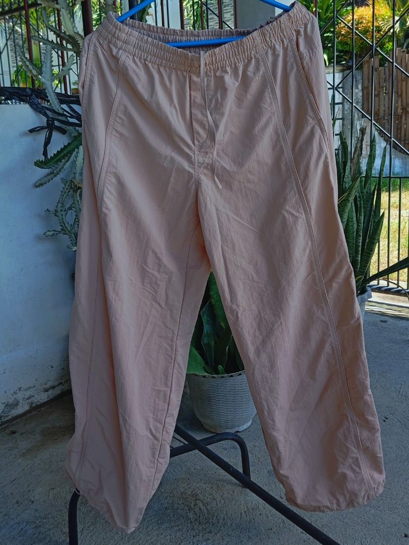 Uniqlo Peach Lightweight Pants (Category: Joggers) located in Mangaldan. Submitted by ig_thriftnidrei (Listing ID 1461352450, Image 1). Description: Uniqlo lightweight pink xl on tag w: 26-38 in (lace) l: 37.5 in hem: 10 in adjustable condi: 9.5/10.