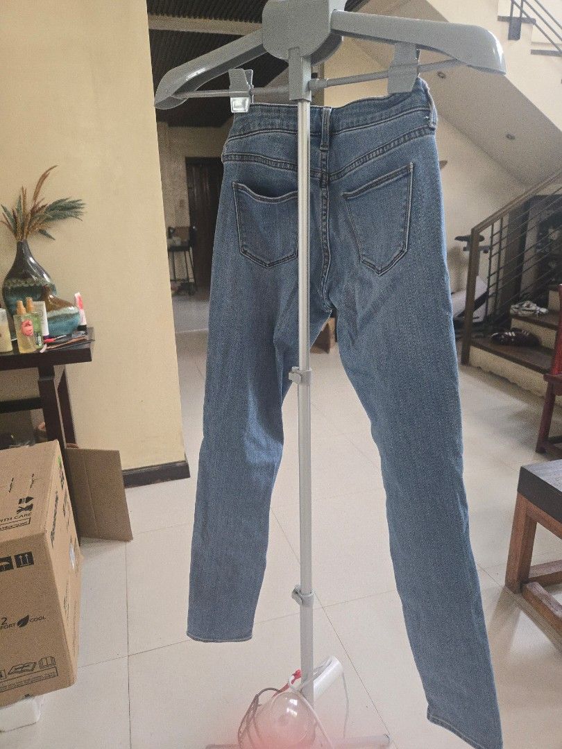 Uniqlo skinny jeans (Category: Jeans) located in Manila. Submitted by thewalkingmuse (Listing ID 1462451994, Image 2). Description: size 24 no flaws.