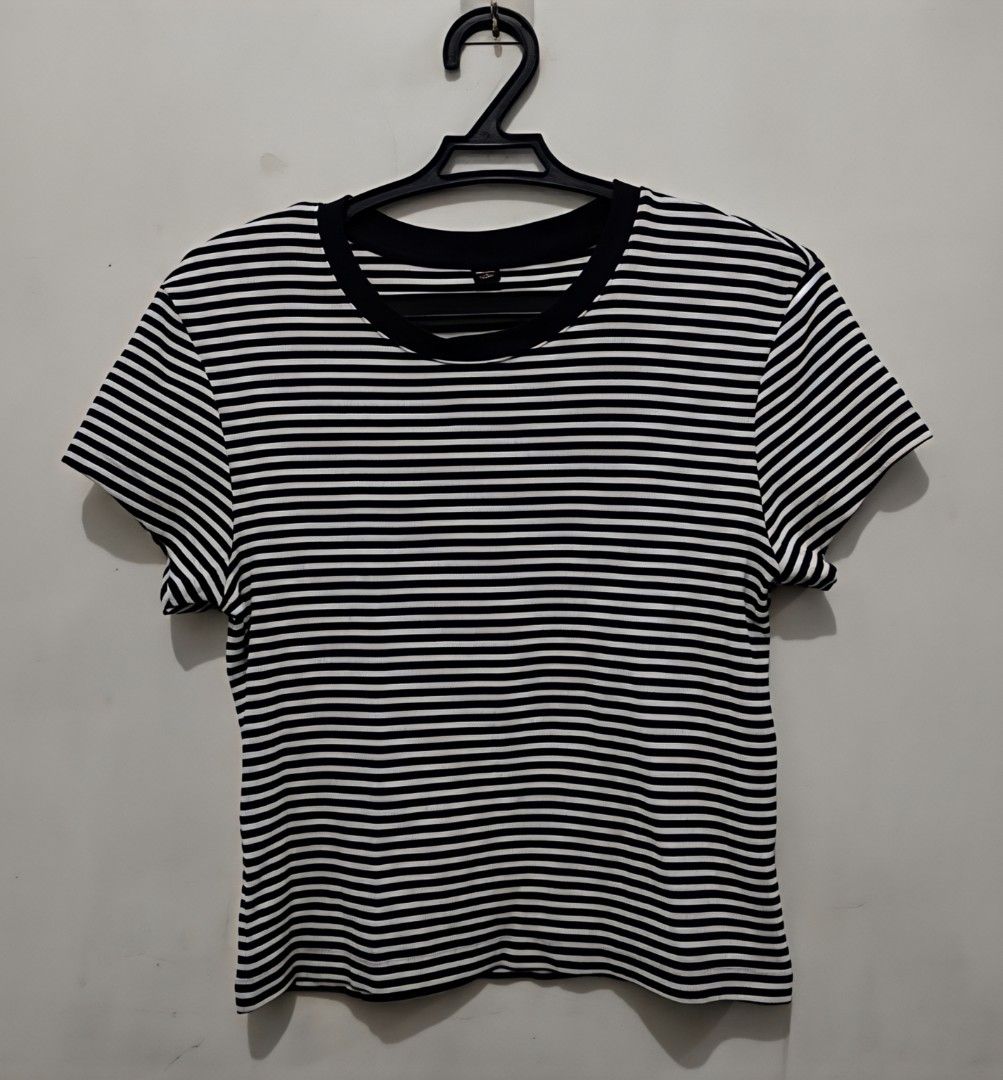 Uniqlo Stripe baby Tee Medium size (Category: Shirts) located in Manila. Submitted by prelovedbasketfinds (Listing ID 1462645343, Image 1). Description: Original Uniqlo bought sa Mall Medium size Semi crop / baby Tee Length 17 inches.