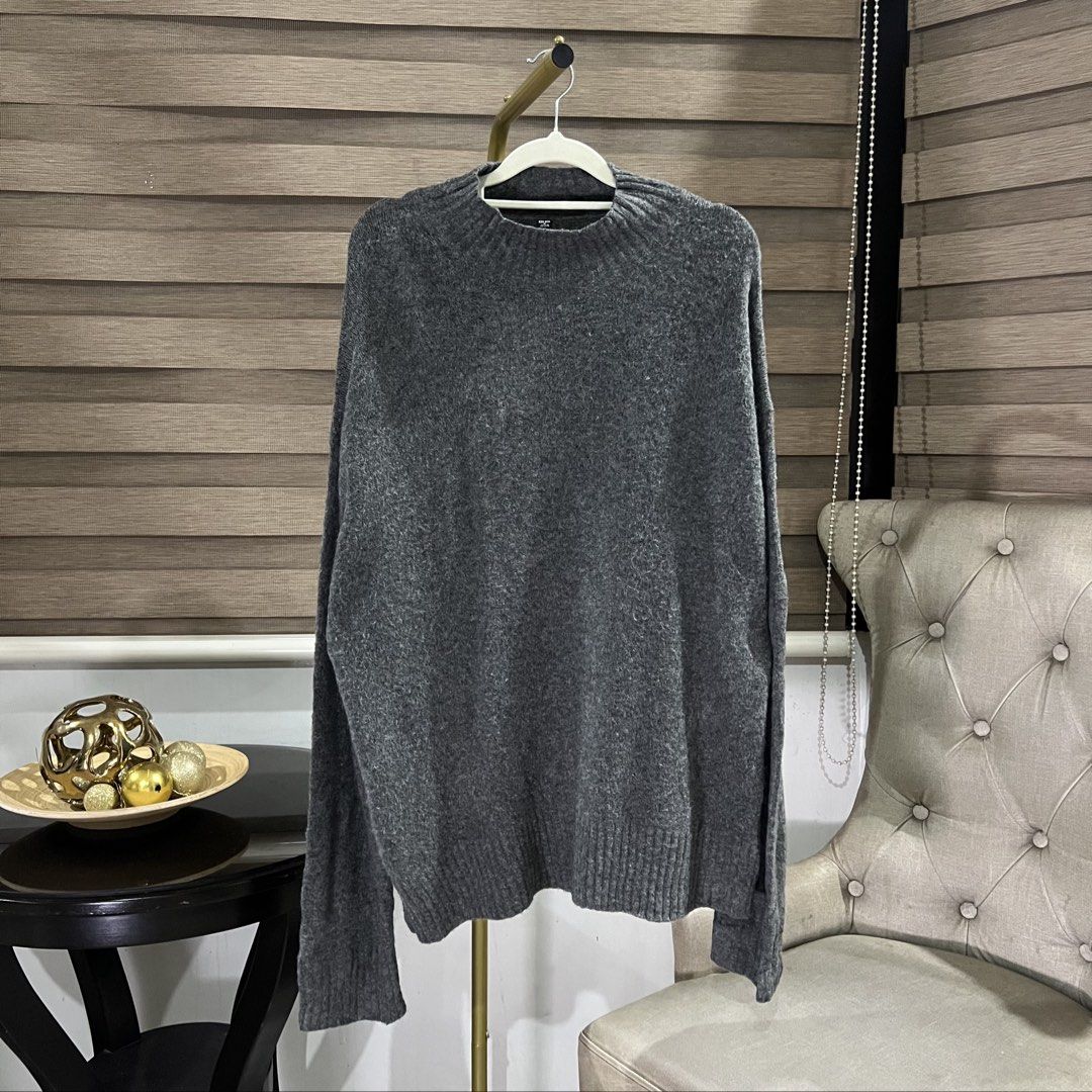 Uniqlo Sweater (Category: Coats, Jackets and Outerwear) located in Angeles City. Submitted by d_jade (Listing ID 1462490930, Image 1). Description: SUPERB QUALITY NO ISSUE UNISEX.