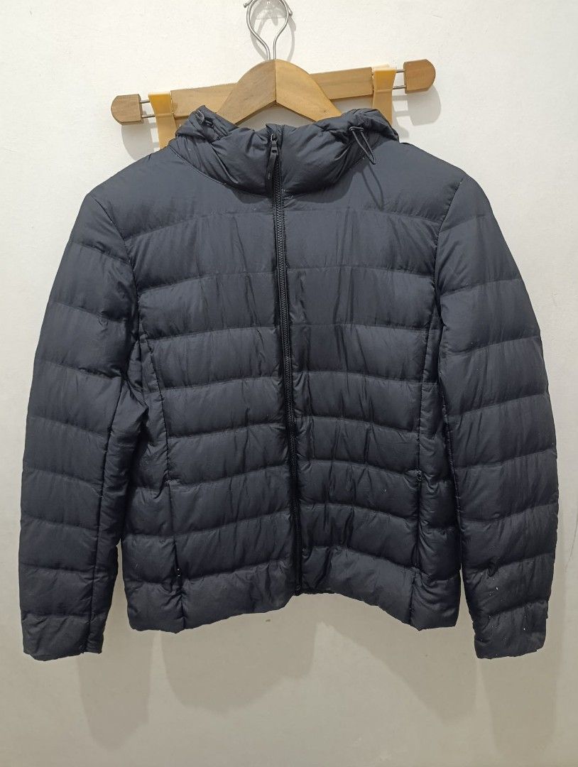 Uniqlo ultra light down jacket black (Category: Coats, Jackets and Outerwear) located in Mandaluyong City. Submitted by kasoysoythrift28 (Listing ID 1462585244, Image 1). Description: medium on tag see pics for issue.