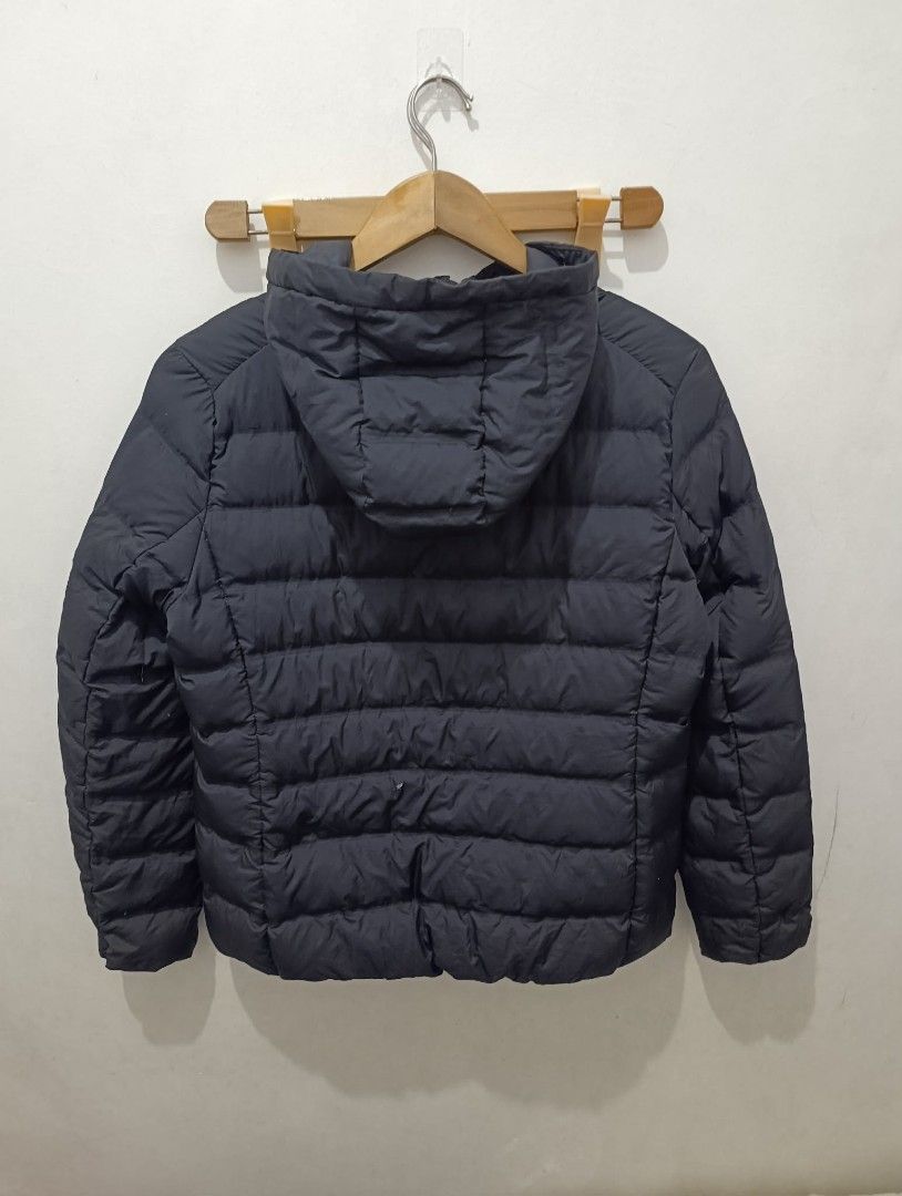 Uniqlo ultra light down jacket black (Category: Coats, Jackets and Outerwear) located in Mandaluyong City. Submitted by kasoysoythrift28 (Listing ID 1462585244, Image 3). Description: medium on tag see pics for issue.