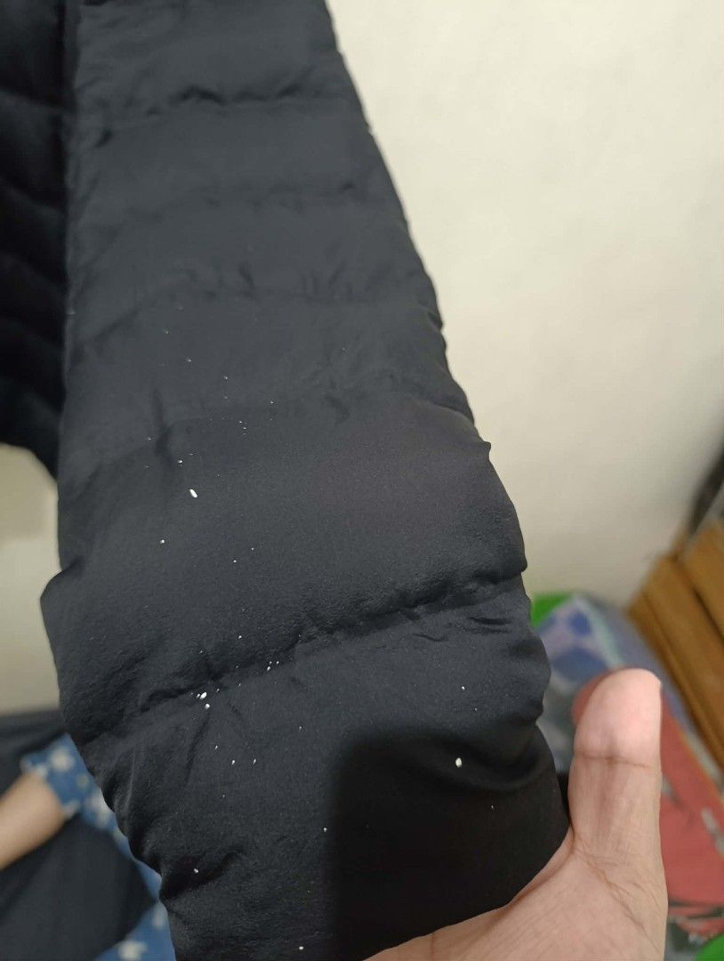 Uniqlo ultra light down jacket black (Category: Coats, Jackets and Outerwear) located in Mandaluyong City. Submitted by kasoysoythrift28 (Listing ID 1462585244, Image 2). Description: medium on tag see pics for issue.
