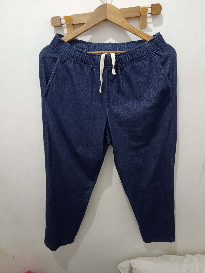 Uniqlo unisex jeans (Category: Jeans) located in Mandaluyong City. Submitted by kasoysoythrift28 (Listing ID 1462585825, Image 1). Description: medium on tag.