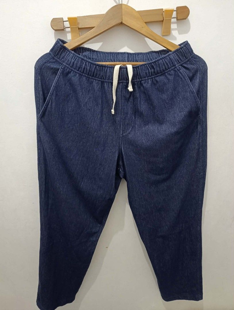 Uniqlo unisex jeans (Category: Jeans) located in Mandaluyong City. Submitted by kasoysoythrift28 (Listing ID 1462585825, Image 2). Description: medium on tag.