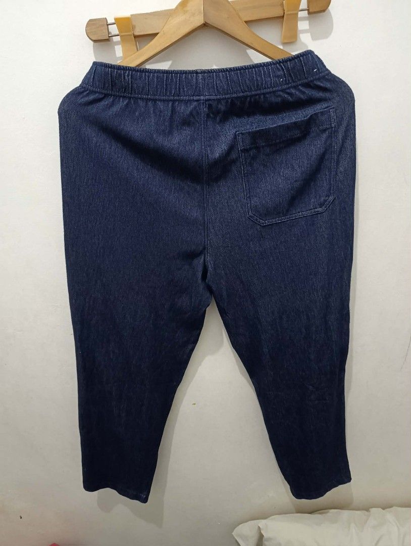 Uniqlo unisex jeans (Category: Jeans) located in Mandaluyong City. Submitted by kasoysoythrift28 (Listing ID 1462585825, Image 3). Description: medium on tag.