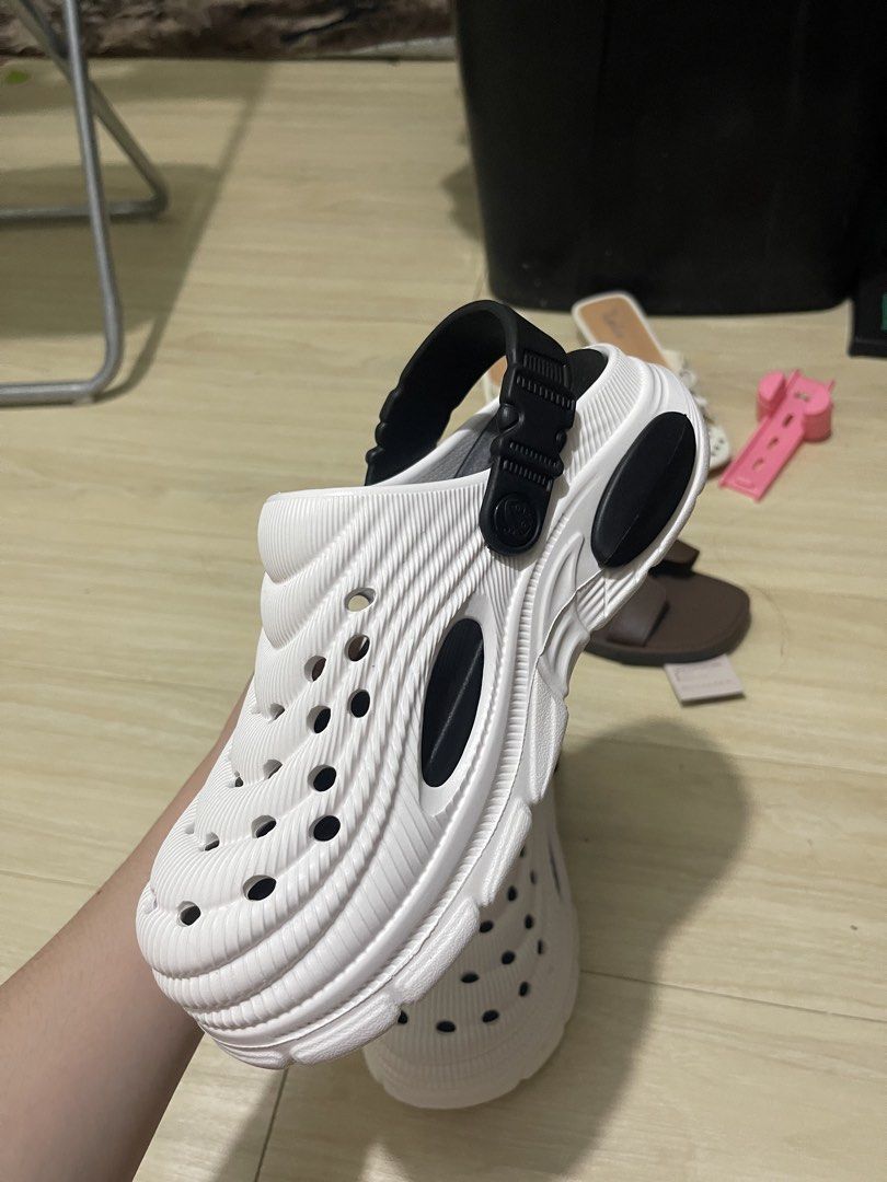 Unisex clogs (Category: Casual Shoes) located in Manila. Submitted by _eahmczz (Listing ID 1462509714, Image 3). Description: Never pa po nagamit Size for women 39/40.