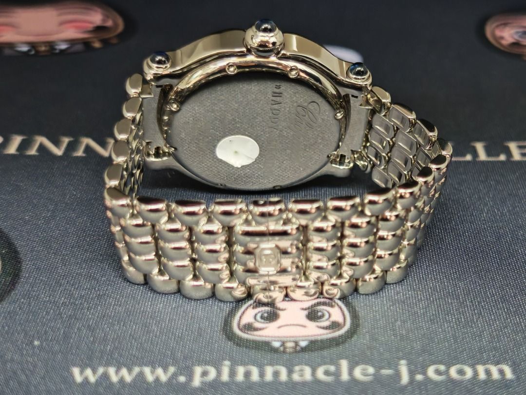USED CHOPARD 28/8965-23 Happy Sport Diamond （分類：手錶）位於 Hong Kong。 由 pinnaclej 提交（商品編號 1462523815，圖片 3）。簡介： ＜⌚️ 中古 <Pre-owned>＞＜無證書＞ 💰售價 Price: HKD $22500 (網上專屬價 Web-only Price) 🛑Brand: CHOPARD 🛑Series: Happy Sport Diamond - 38mm 🛑Model: 28/8965-23 🛑Conditions 狀況: 95%（輕微使用痕跡） 🪪保養卡 Card :❌ 📦原裝盒 Box :❌ 📍購入日期 Purchase Date : N/A 🔔介紹 Comments : 38mm鋼殼配鋼帶、石英機芯、白色面盤配浮動鑽石——Happy Diamond系列嘅核心設計係「自由漂浮嘅鑽石」，鑽石夾喺兩片藍寶石水晶之間自由滑動，隨動作閃爍，係品牌1976年以來嘅標誌性發明。鍾意