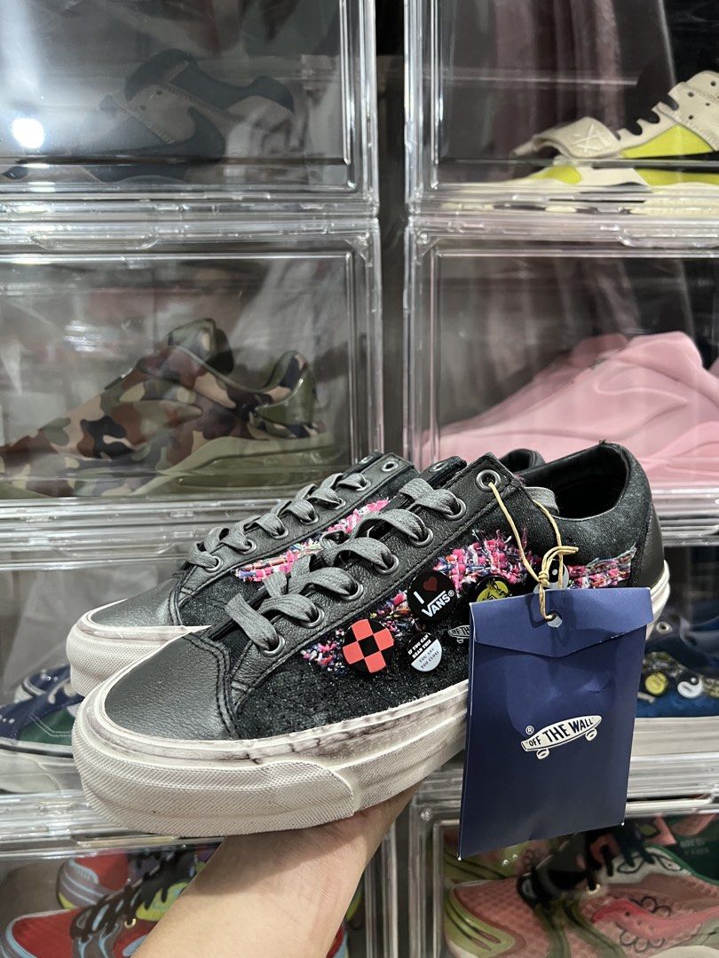 Vans Souvenir Faded Black (Category: Sneakers) located in Manila. Submitted by wynsantacruz (Listing ID 1462605516, Image 1). Description: For sale Vans Souvenir Black Size 9 US Bnew complete Makati loc Lalamove/LBC.
