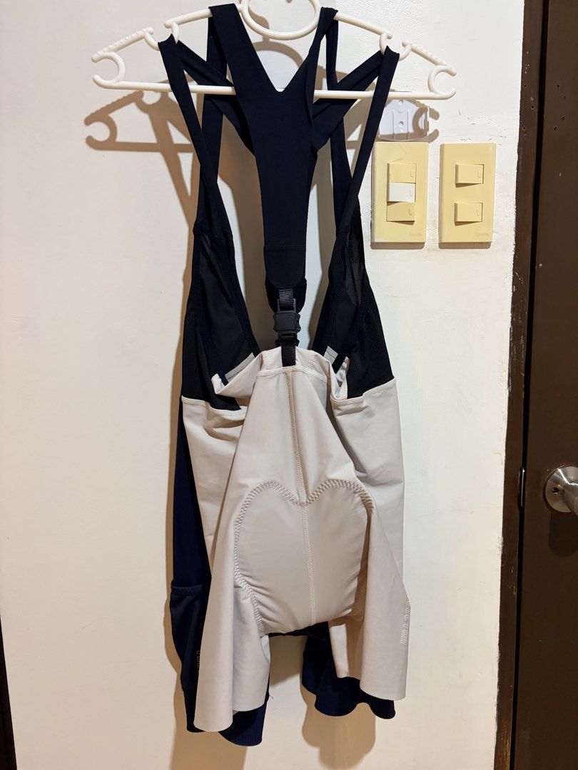 VECTOR Cycling Bib Shorts (Category: Activewear) located in Santiago. Submitted by jmss1234 (Listing ID 1462631159, Image 1). Description: - VECTOR cycling bib shorts - women Size M - Color: Dark Navy Blue, cream - Features a breathable mesh back panel - Ideal for long cycling rides - Reason for selling: not using anymore.