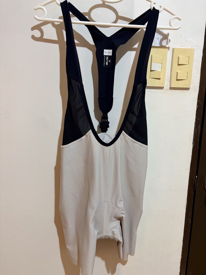 VECTOR Cycling Bib Shorts (Category: Activewear) located in Santiago. Submitted by jmss1234 (Listing ID 1462631159, Image 2). Description: - VECTOR cycling bib shorts - women Size M - Color: Dark Navy Blue, cream - Features a breathable mesh back panel - Ideal for long cycling rides - Reason for selling: not using anymore.
