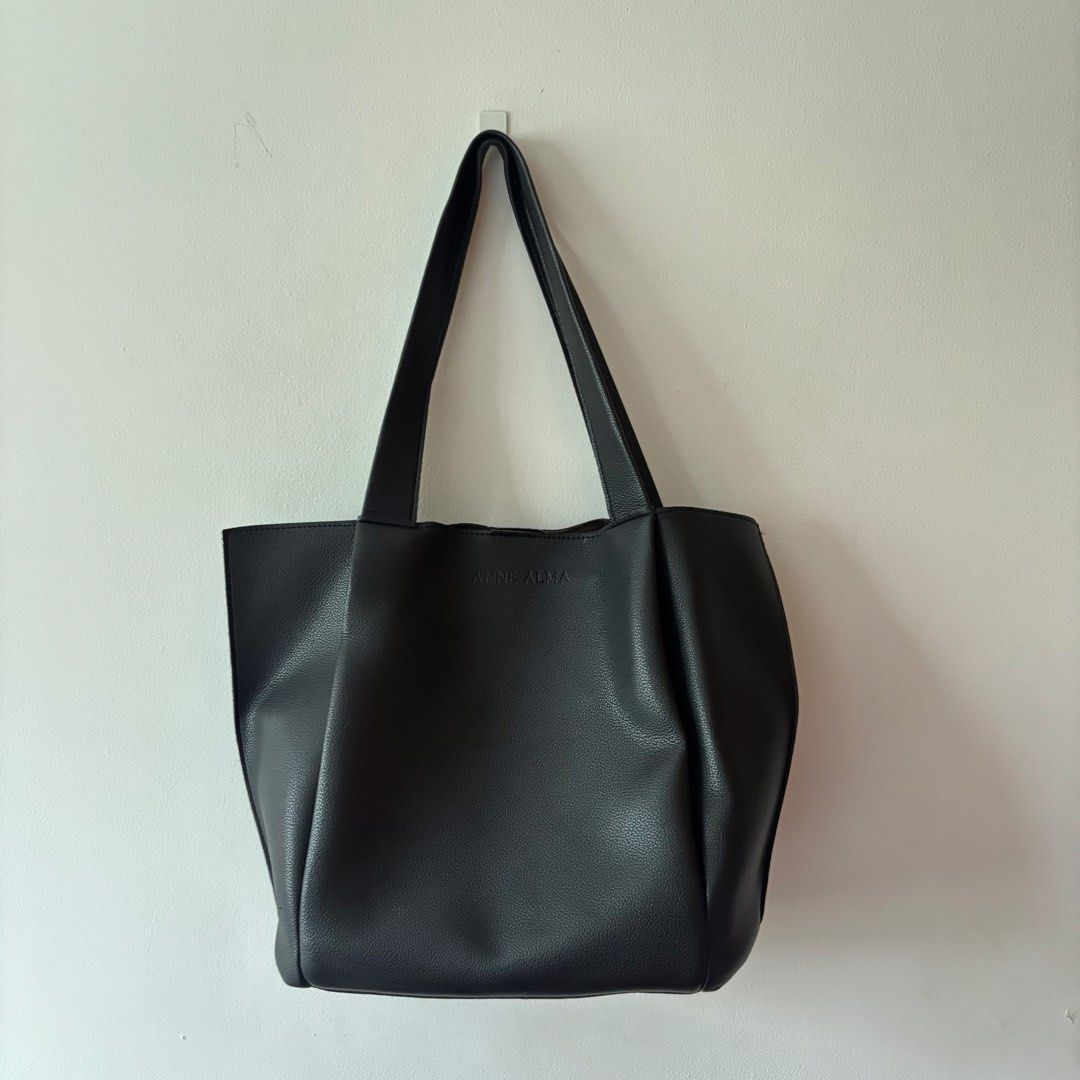 Vegan Leather Tote Bag (Category: Tote Bags) located in Quezon City. Submitted by dcoffeeholic (Listing ID 1462547639, Image 1). Description: Black Tote Vegan leather .