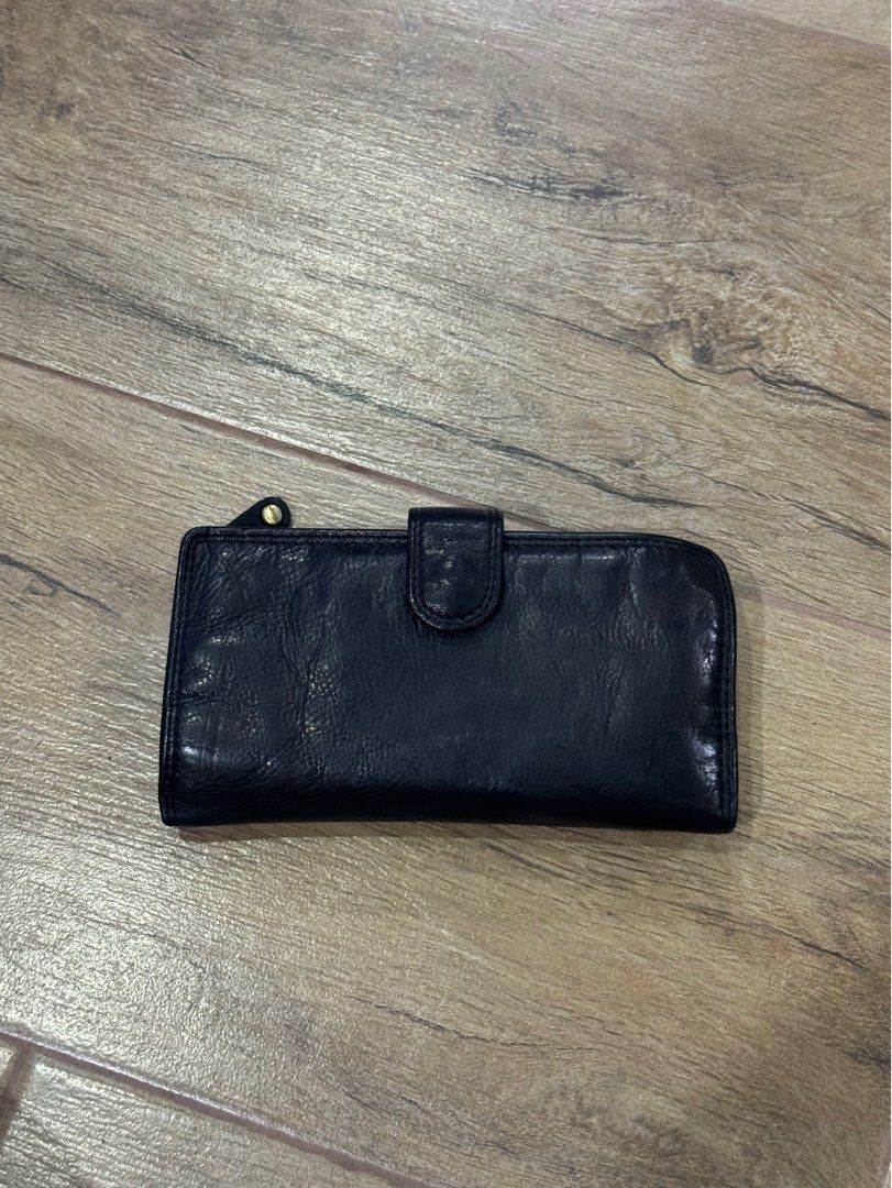 Vera Pelle Genuine Leather Black Wallet (Category: Wallets & Card holders) located in Quezon City. Submitted by eyabanana08 (Listing ID 1462597379, Image 1). Description: - Genuine Vera Pelle black leather bought from italy - Multiple card slots - Zippered compartment - Shows some signs of wear, but plenty of life left - very durable.