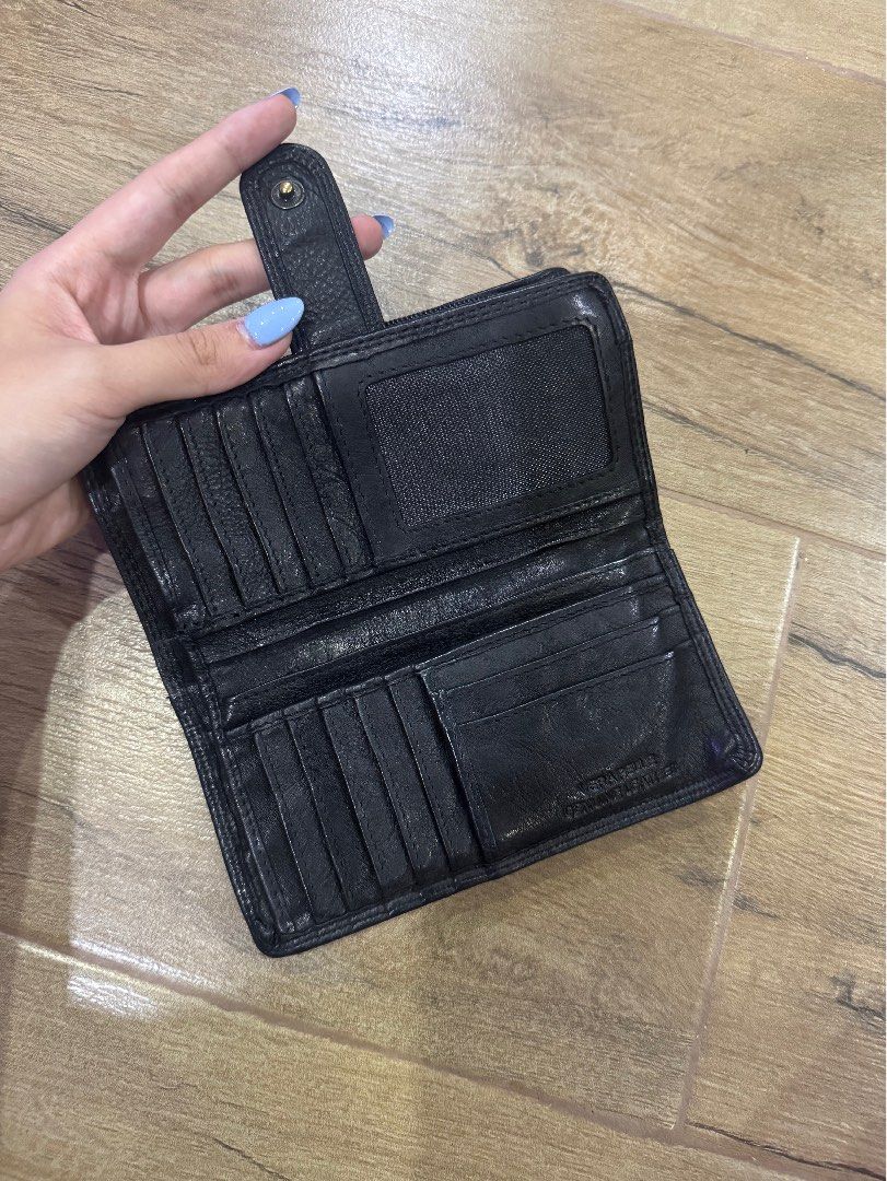 Vera Pelle Genuine Leather Black Wallet (Category: Wallets & Card holders) located in Quezon City. Submitted by eyabanana08 (Listing ID 1462597379, Image 2). Description: - Genuine Vera Pelle black leather bought from italy - Multiple card slots - Zippered compartment - Shows some signs of wear, but plenty of life left - very durable.