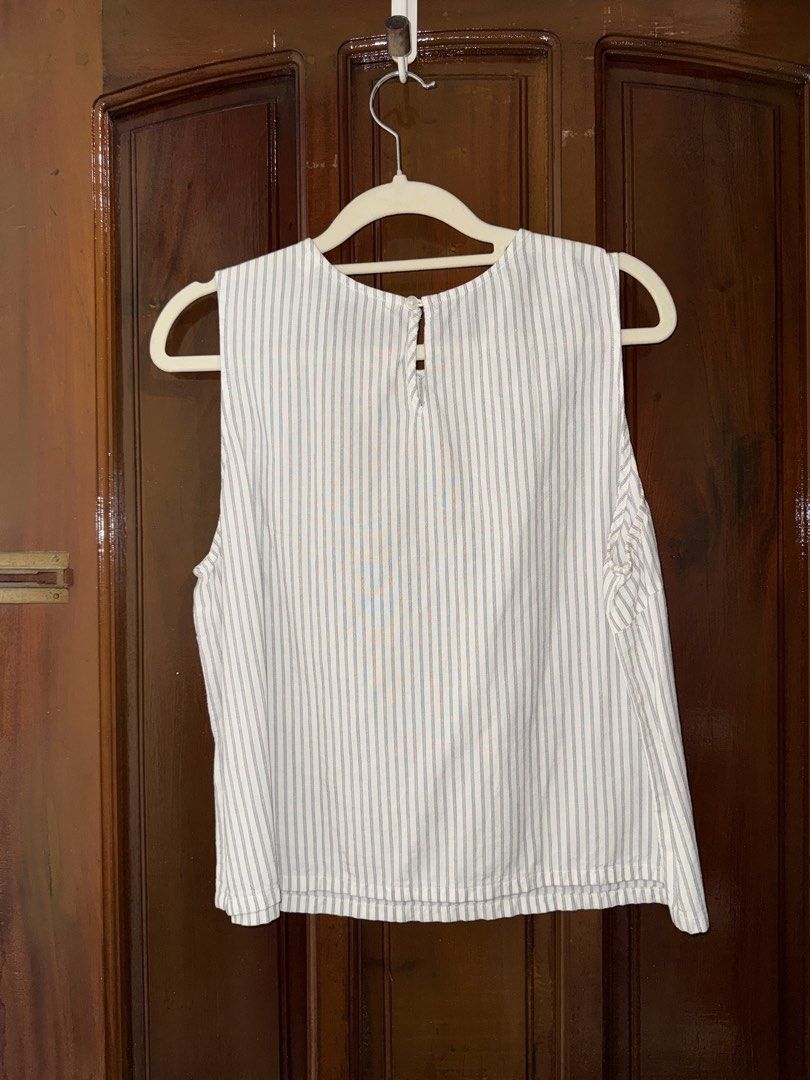 Vertical Stripes Sleeveless Top (Category: Sleeveless) located in San Pedro. Submitted by trxfy (Listing ID 1462452940, Image 2). Description: .
