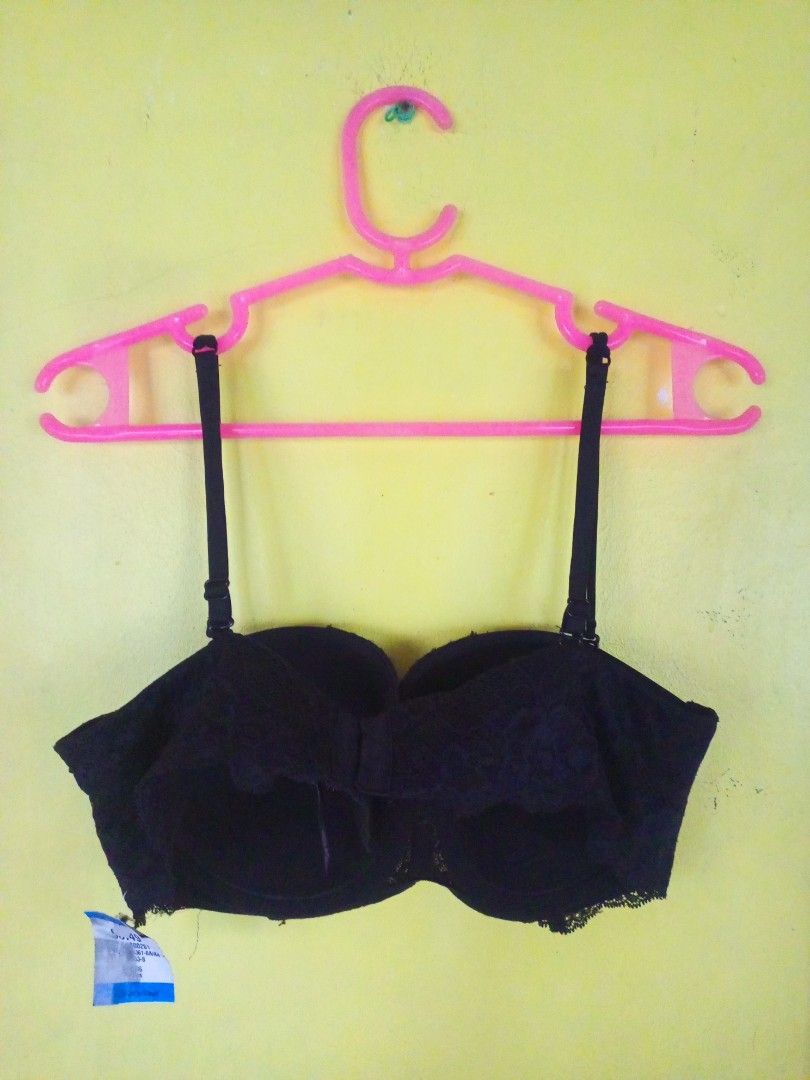 Victoria Secret Lace Bra Size: 36C (Category: Undergarments & Loungewear) located in Navotas City. Submitted by vanilla_sandalwood (Listing ID 1462599708, Image 2). Description: -Brandnew with Tag -Brand: Victoria Secret -Color: Black -Size:36C -Underwire Regular Pads -With Lace design.