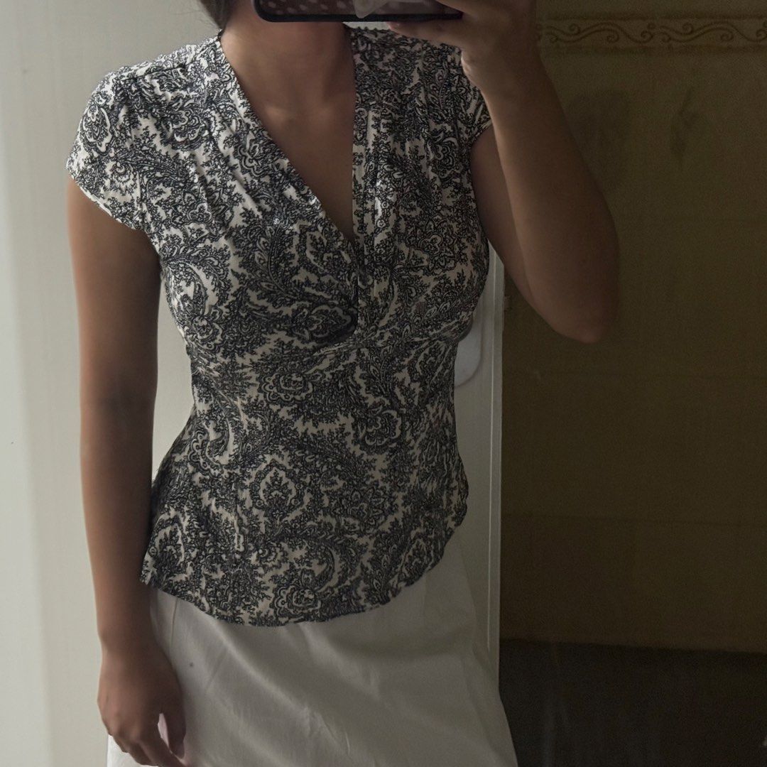 Vintage Ann Taylor Shirt (Category: Shirts) located in Davao. Submitted by aug_amari (Listing ID 1462614922, Image 1). Description: size S i am xs-s helping tag: Brandy Melville.
