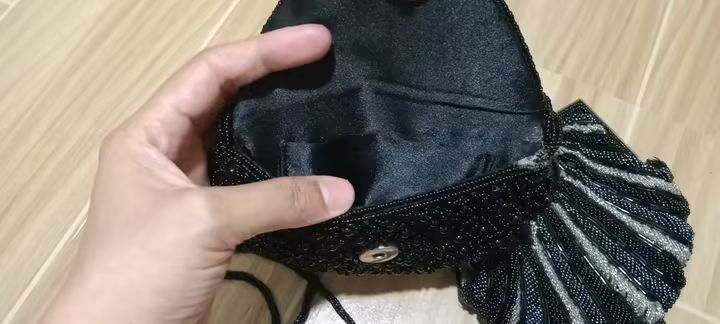 Vintage Beaded Evening Purses - Black and Shell Design (Category: Purses & Pouches) located in Gapan. Submitted by montesnora80204 (Listing ID 1462678236, Image 3). Description: - Set of two beaded evening purses - Classic black purse with sequins and long beaded strap - Unique shell-shaped purse with black and silver beads - Both feature luxurious satin lining - Compact size, ideal for parties and special occasions.