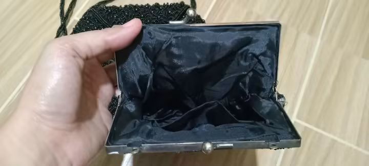 Vintage Beaded Evening Purses - Black and Shell Design (Category: Purses & Pouches) located in Gapan. Submitted by montesnora80204 (Listing ID 1462678236, Image 2). Description: - Set of two beaded evening purses - Classic black purse with sequins and long beaded strap - Unique shell-shaped purse with black and silver beads - Both feature luxurious satin lining - Compact size, ideal for parties and special occasions.