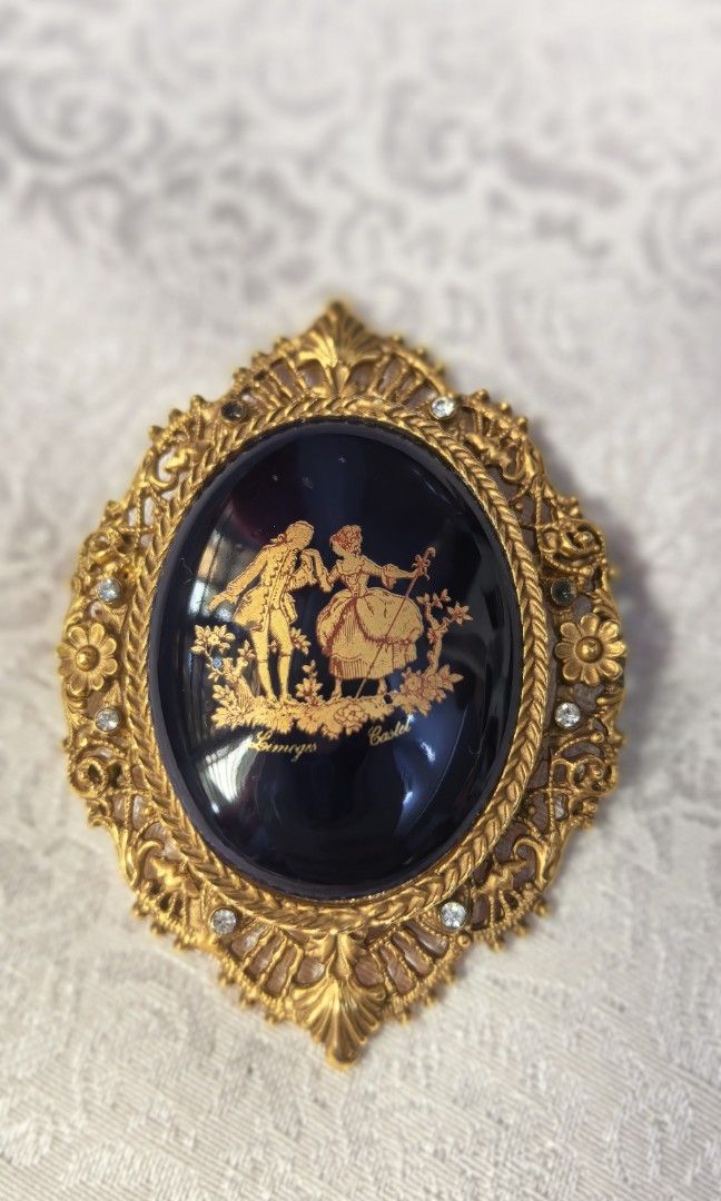 Vintage oversized limoges like new brooch (Category: Brooches) located in Tuguegarao City. Submitted by zenphoenix-7ad615 (Listing ID 1462530947, Image 2). Description: With minimal flaw one small stone missing Oversized brooch.