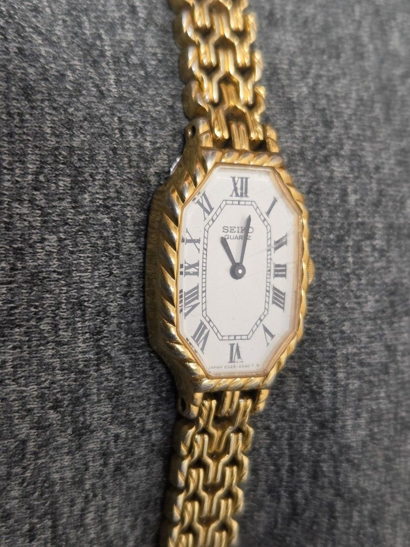 Vintage Seiko 2320-6150 八角形古董女裝羅馬字金錶 (運作正常) SGP Gold Octagon Dress Watch roman Numerals (Working) （分類：手錶）位於 Hong Kong。 由 core_hk_ 提交（商品編號 1462586641，圖片 1）。簡介： Gold tone Seiko watch for ladies. Features a white face with Roman numerals. The band is a linked gold tone metal. The back is marked SGP ST. STEEL BACK 2320-6150 R 006626. A classic timepiece. Great for everyday wear or dressing up.。
