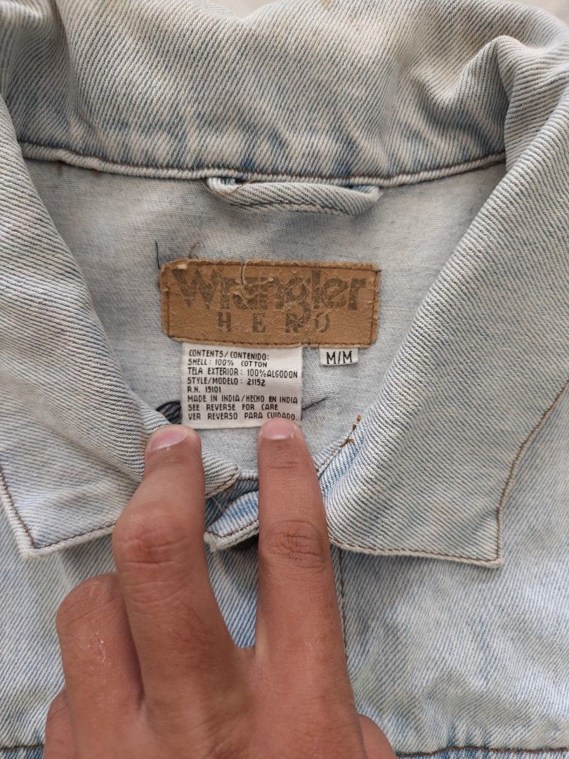 vintage wrangle denim jacket (Category: Coats, Jackets and Outerwear) located in Alicia. Submitted by yennnyennnnnn (Listing ID 1462514999, Image 2). Description: .