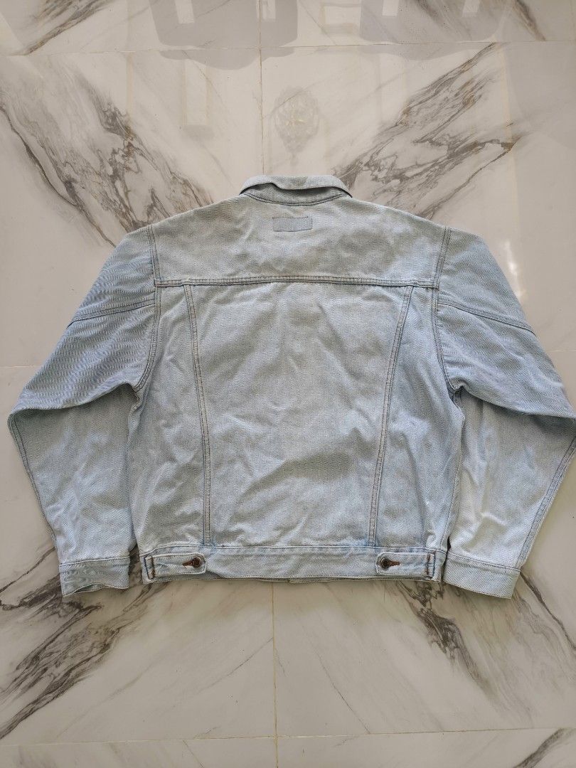 vintage wrangle denim jacket (Category: Coats, Jackets and Outerwear) located in Alicia. Submitted by yennnyennnnnn (Listing ID 1462514999, Image 3). Description: .