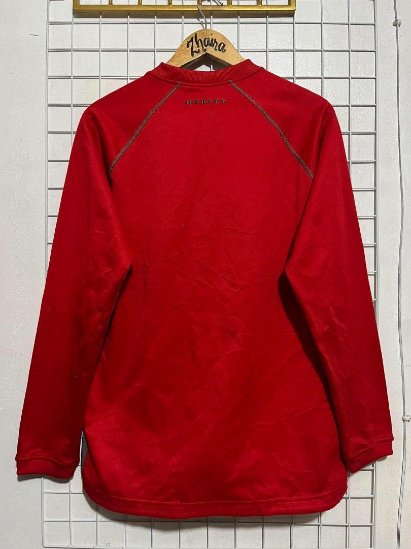 VINTAGE Y2K OAKLEY NOTRE DAME (Category: Coats, Jackets and Outerwear) located in Pagsanjan. Submitted by thriftyclothes33 (Listing ID 1462518236, Image 3). Description: VINTAGE Y2K OAKLEY NOTRE DAME BASEBALL CREWNECK 💚🩶🔥 💰 ₱500 + SF ✨ Notre Dame Fighting Irish mascot ⚾ “BASEBALL” embroidery 🩶 Gray raglan contrast panels 🔩 Metallic Oakley logo 👌 Sporty Y2K style 🏷️ Small on tag 📏 Width 21" • Length 27" 🕰️ Vintage condition 📦 From U.S. 