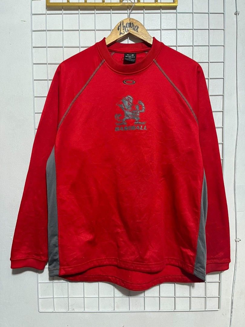 VINTAGE Y2K OAKLEY NOTRE DAME (Category: Coats, Jackets and Outerwear) located in Pagsanjan. Submitted by thriftyclothes33 (Listing ID 1462518236, Image 2). Description: VINTAGE Y2K OAKLEY NOTRE DAME BASEBALL CREWNECK 💚🩶🔥 💰 ₱500 + SF ✨ Notre Dame Fighting Irish mascot ⚾ “BASEBALL” embroidery 🩶 Gray raglan contrast panels 🔩 Metallic Oakley logo 👌 Sporty Y2K style 🏷️ Small on tag 📏 Width 21" • Length 27" 🕰️ Vintage condition 📦 From U.S. 