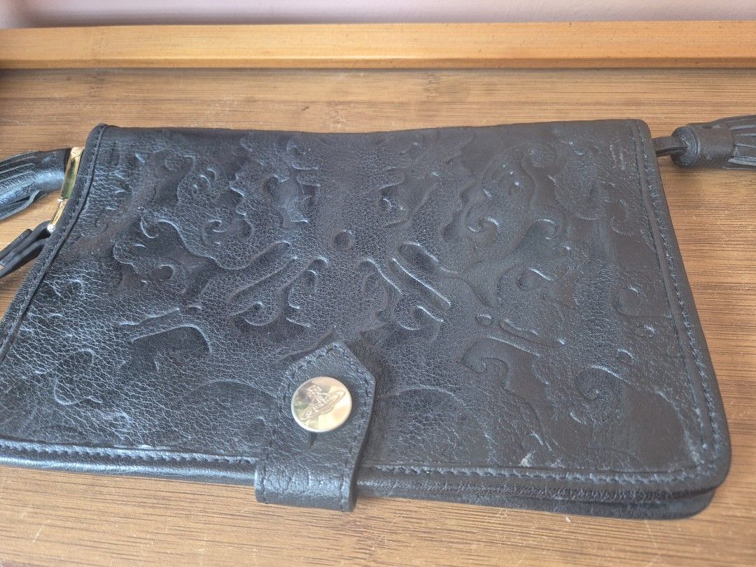 Vivienne Westwood clutch (Category: Clutches) located in Lapu Lapu. Submitted by ej882019 (Listing ID 1462510421, Image 2). Description: good as new.