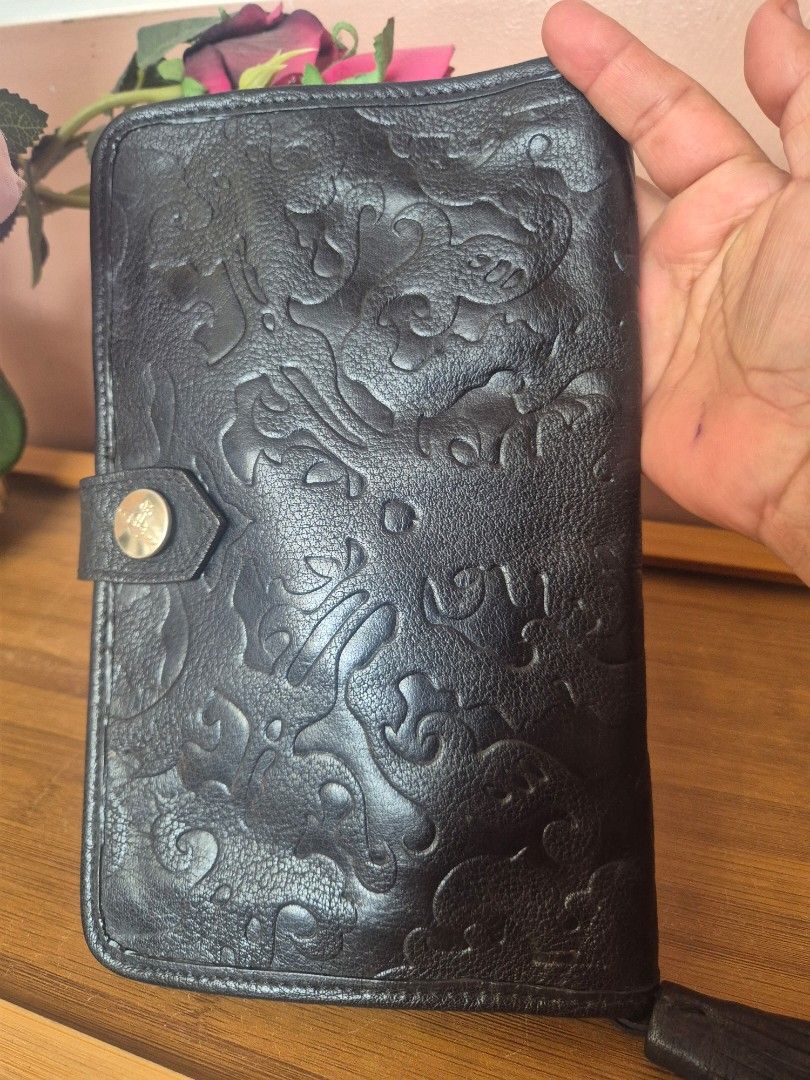 Vivienne Westwood clutch (Category: Clutches) located in Lapu Lapu. Submitted by ej882019 (Listing ID 1462510421, Image 3). Description: good as new.