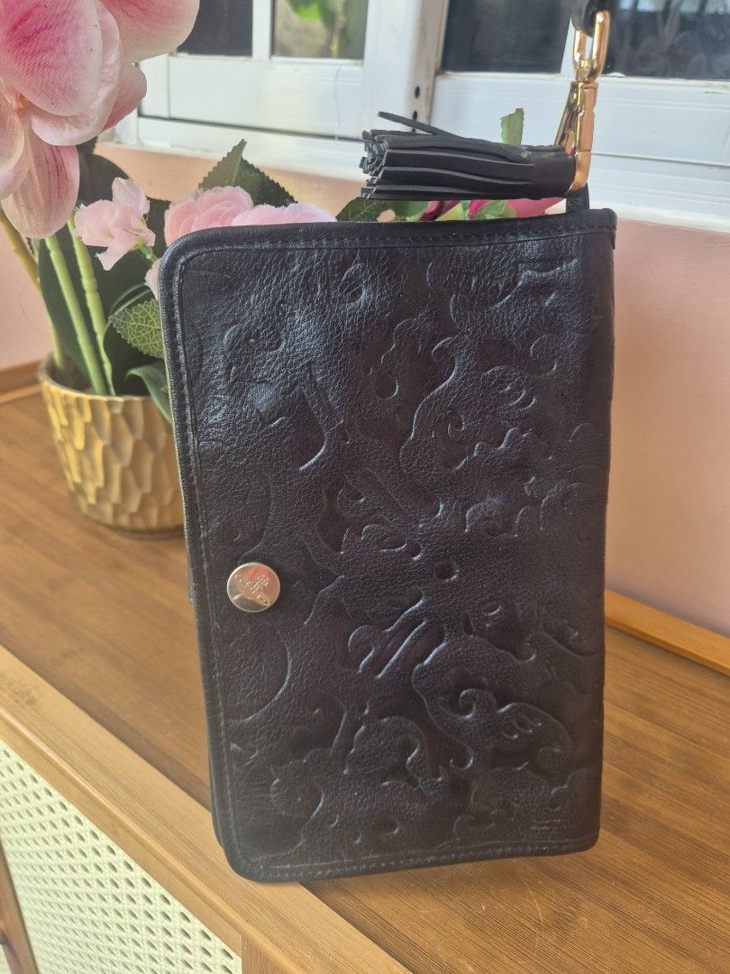 Vivienne Westwood clutch (Category: Clutches) located in Lapu Lapu. Submitted by ej882019 (Listing ID 1462510421, Image 1). Description: good as new.