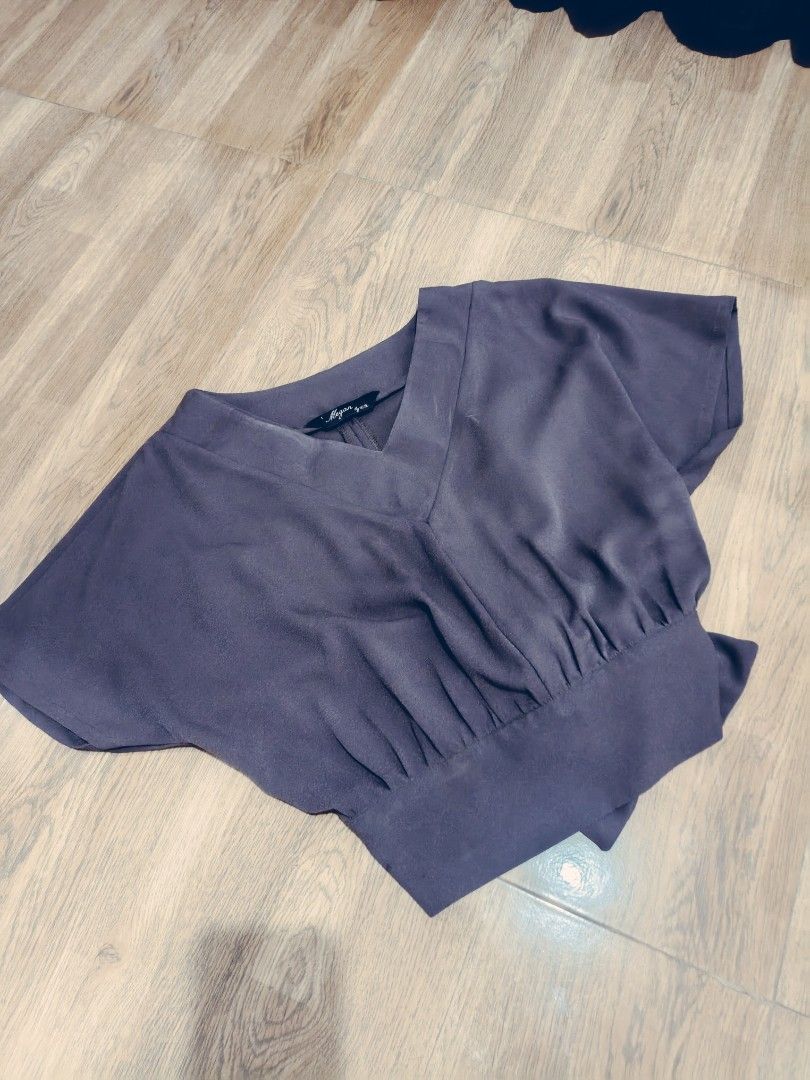 V-neck Dolman Sleeve Top (Category: Blouses) located in Valenzuela. Submitted by emotika (Listing ID 1462454503, Image 1). Description: - Color: Choco brown on actual - Neckline: V-neck - Sleeves: Dolman sleeves - Hem: Elasticated - Versatile: Great for dressing up or down Ganda nito and elegant in actual.