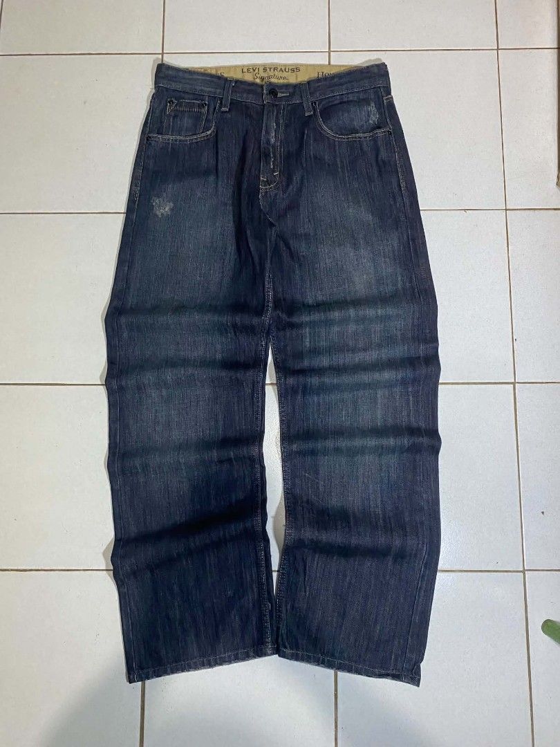 VNTGE LEVI'S LOOSE PANTS (Category: Jeans) located in Siniloan. Submitted by jv_anthony (Listing ID 1462668308, Image 1). Description: W-32 L-42 HEM-9.5.