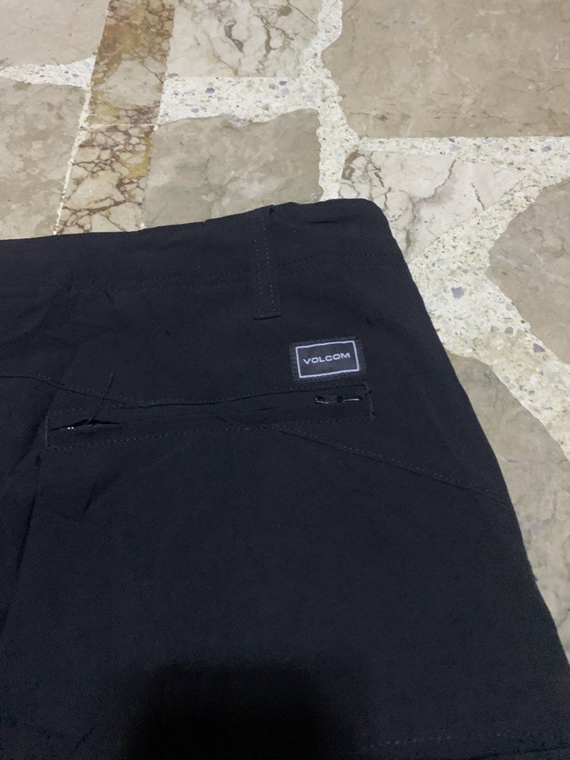 volcom board shor (Category: Shorts) located in Manila. Submitted by adreamthrift27 (Listing ID 1462626956, Image 3). Description: volcom board short size:33-36 excellent condition leg opening:11 length:20.5 no issue nego .
