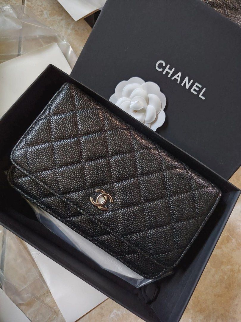 Wallet on chain (Category: Cross-body Bags) located in Quezon City. Submitted by prelovedtoloved18 (Listing ID 1462623261, Image 1). Description: Wallet in chain Complete Actual photo posted Onhand Ask gor price.