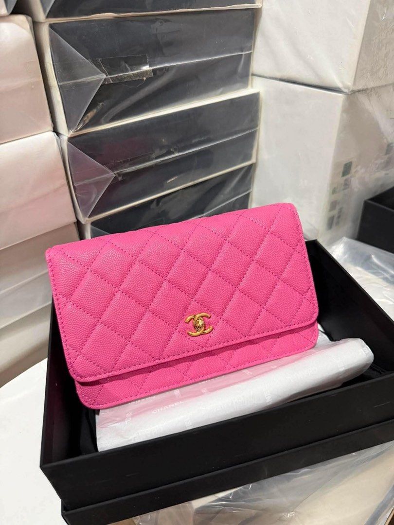 Wallet on chain (Category: Cross-body Bags) located in Quezon City. Submitted by prelovedtoloved18 (Listing ID 1462623261, Image 2). Description: Wallet in chain Complete Actual photo posted Onhand Ask gor price.