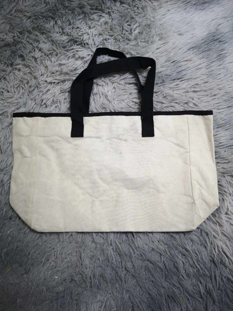 White & Black Zipper Closure Hand Bag (Category: Tote Bags) located in Santa Cruz. Submitted by jmy_surplus.2 (Listing ID 1462673215, Image 3). Description: Size ; L - 9.4 W - 16.2 Color ; White , Black Type ; Hand bag Brand ; No brand Material ; Canvas Style ; Zipper Closure White With Black Strap Hand Bag LR 129 JMY 1 Batch #221.