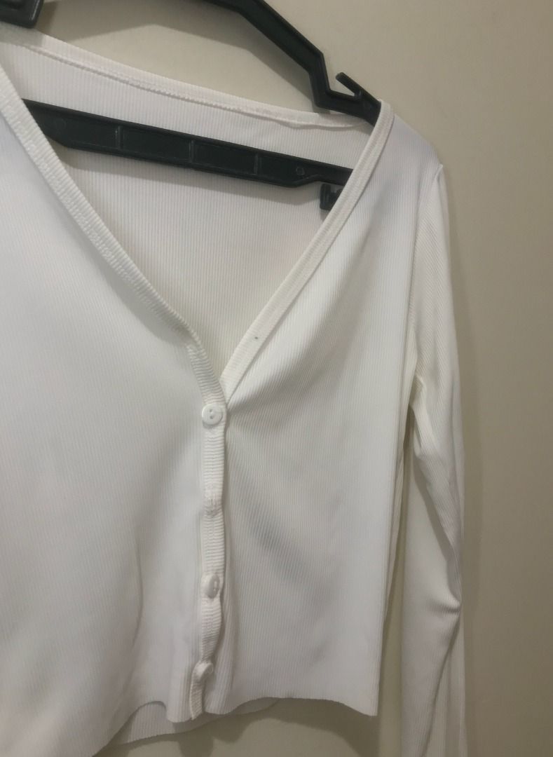 White Cardigan (Category: Others Tops) located in Cebu City. Submitted by kyotiehamster05 (Listing ID 1462507992, Image 1). Description: s-m.
