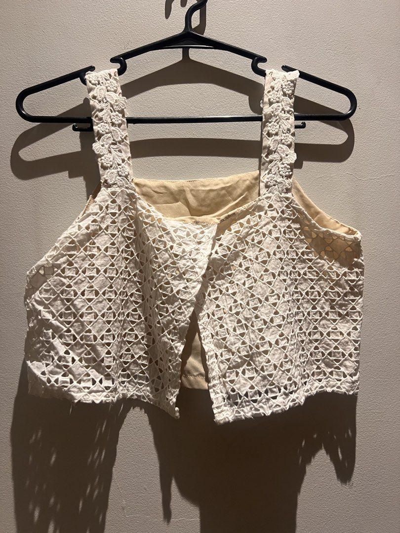 White Crop Top (Category: Others Tops) located in Quezon City. Submitted by cmrls (Listing ID 1462617259, Image 2). Description: - White crop top with lining inside - Square neckine - Material: 100% Polyester - Only worn twice.