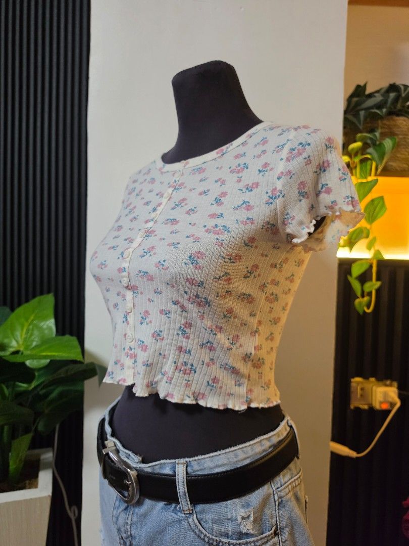 White Floral Button-Up Cropped Top M on tag (Category: Blouses) located in Paranaque City. Submitted by franinnashop (Listing ID 1462548842, Image 2). Description: - White cropped top - Pink and blue floral print - Ribbed texture - Puff sleeves - Button-up front - Pairs well with denim shorts or jeans - Ideal for casual outings or picnics declutter m on tag best fit small paranaque city.