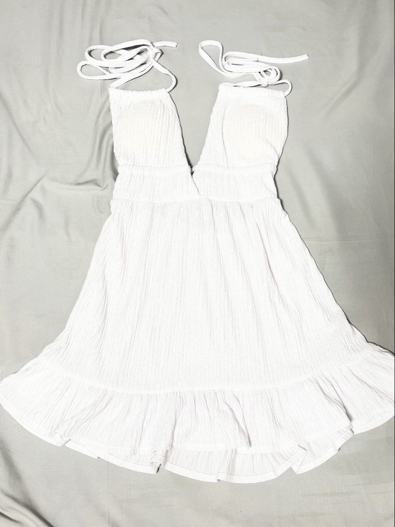 White Halter Neck Crinkle Mini Dress (Category: Dresses) located in Caloocan City. Submitted by chiblonded (Listing ID 1462547381, Image 1). Description: - White crinkle fabric mini dress - Halter neck with tie-up straps - Smocked bodice with deep V-neckline - Flared skirt with ruffled hem - Lightweight and flowy - Ideal for beach days or summer parties.