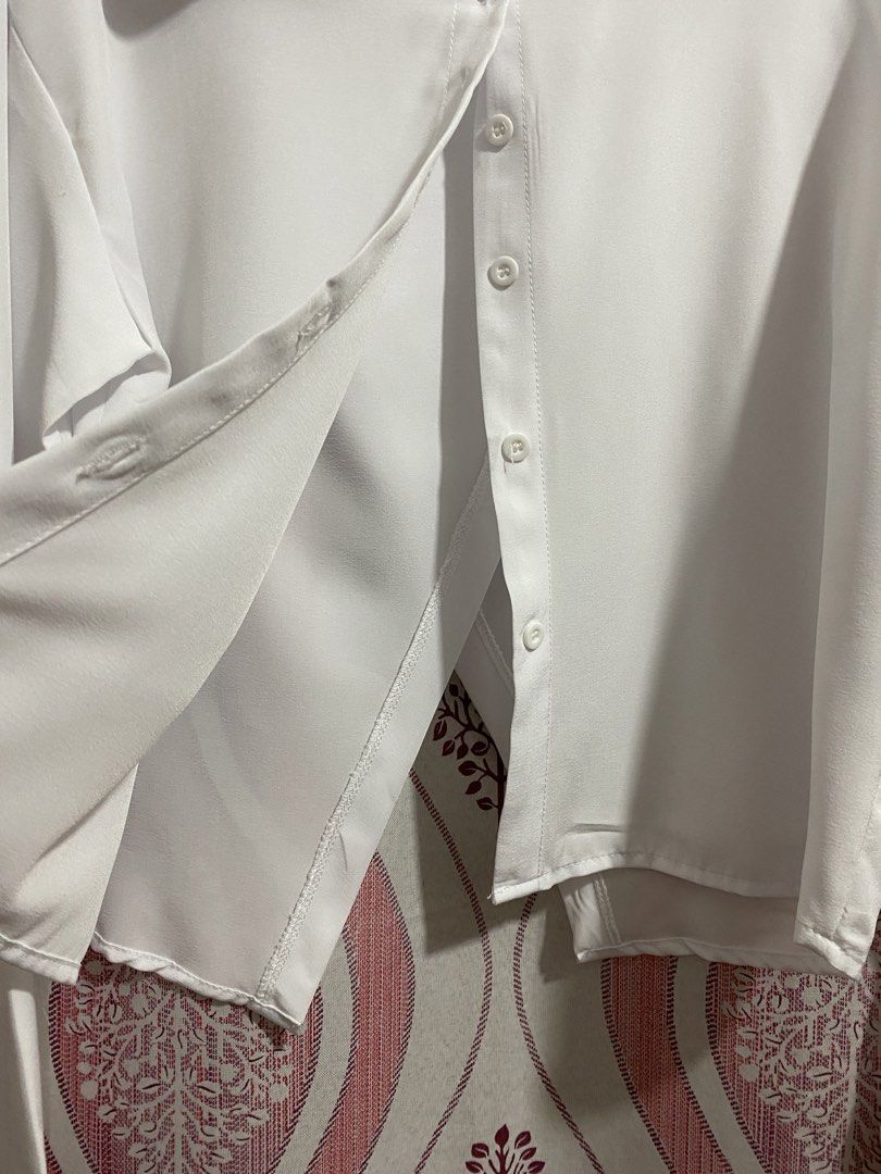 White Long Sleeve Top 🤍 (Category: Longsleeves) located in Tanza. Submitted by vhies_closet24 (Listing ID 1462651946, Image 2). Description: Slightly cropped with a cute design at the back. Pre-loved, good condition. 📏 Size: SMALL.