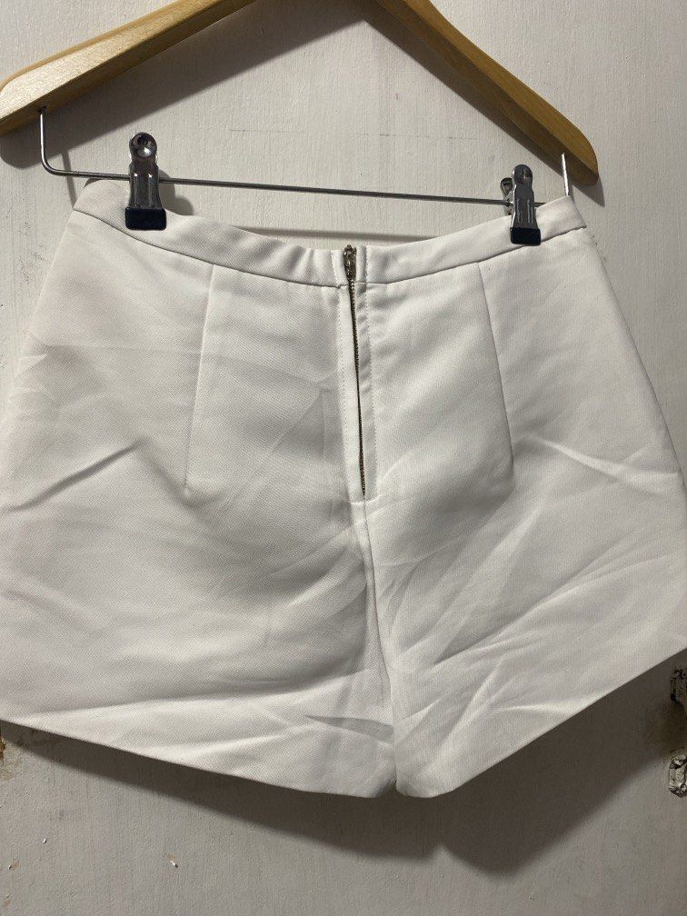 WHITE SHORTS SIZE XS-S (Category: Shorts) located in Makati City. Submitted by girlydy (Listing ID 1462630544, Image 2). Description: .